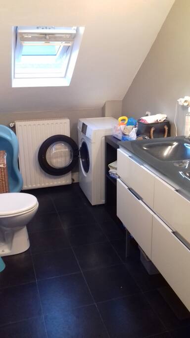 Salle de bains avec WC