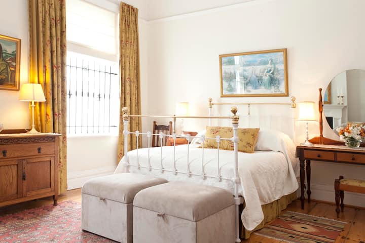 ห้องนอนหลักในห้องน้ำในตัวที่กว้างขวาง