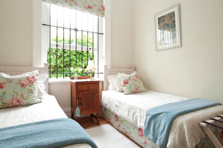 ห้องนอน 3 ห้องมีเตียงเดี่ยว 2 เตียง