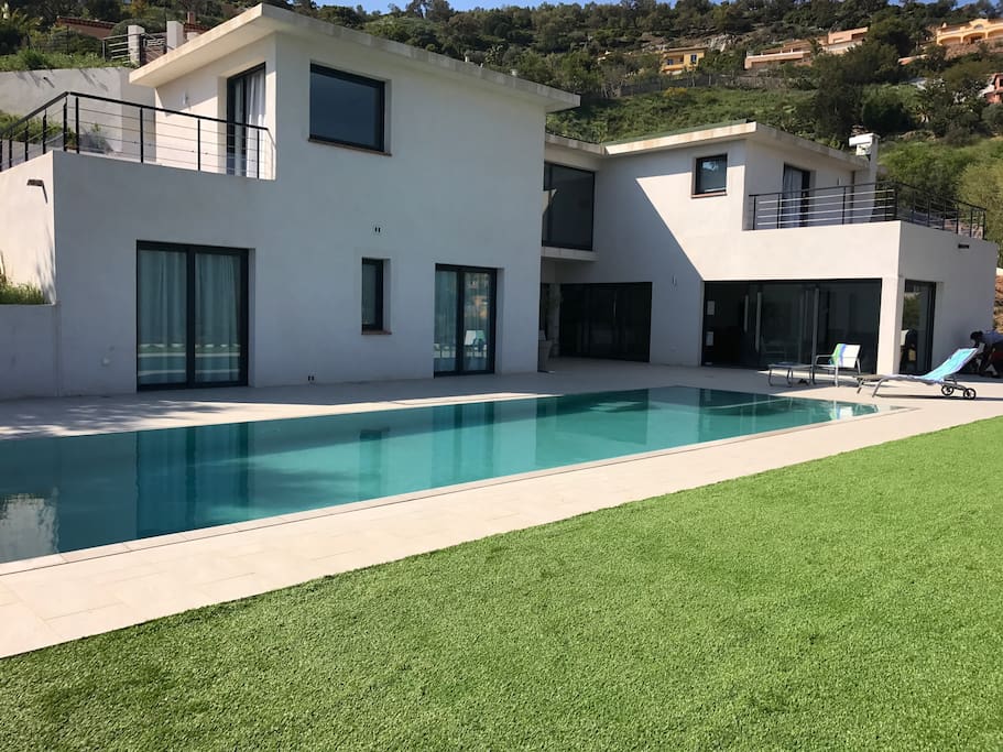 Newly added lawn by the pool: the perfect place to enjoy the beautiful and quiet surroundings