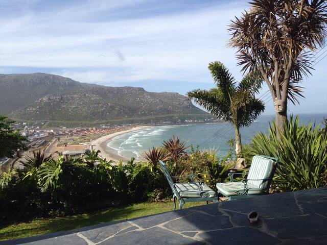 Amalfi Large tranquil home above Fishhoek beach. gallery image 2