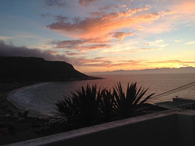 Amalfi Large tranquil home above Fishhoek beach. gallery image 3