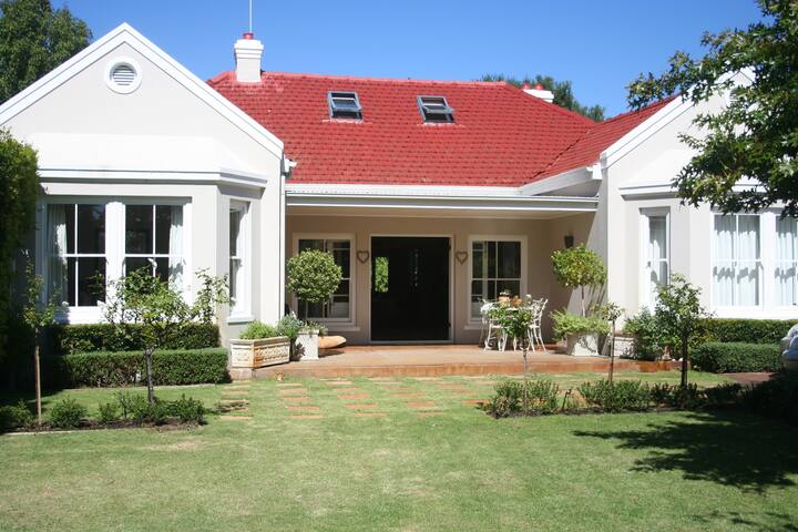 5 bedroom holiday home to rent in Cape Town