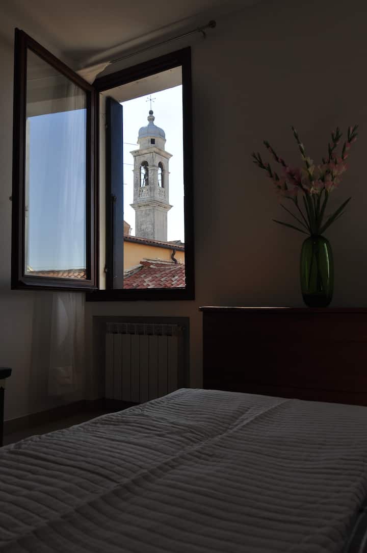 明亮宽敞的卧室，可欣赏卡纳雷吉欧（ Cannaregio ）和斯卡尔齐教堂（ Scalzi church ）的美丽景色。