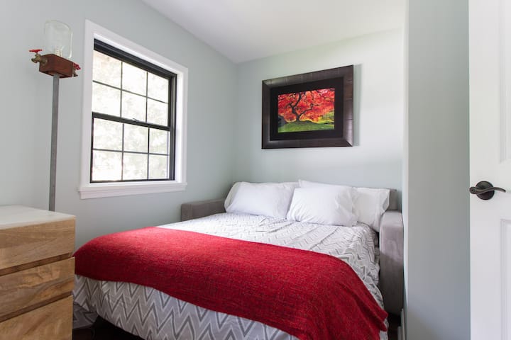 Канцеларија со кауч на спуштање во целосна големина на главното ниво (2 кат)