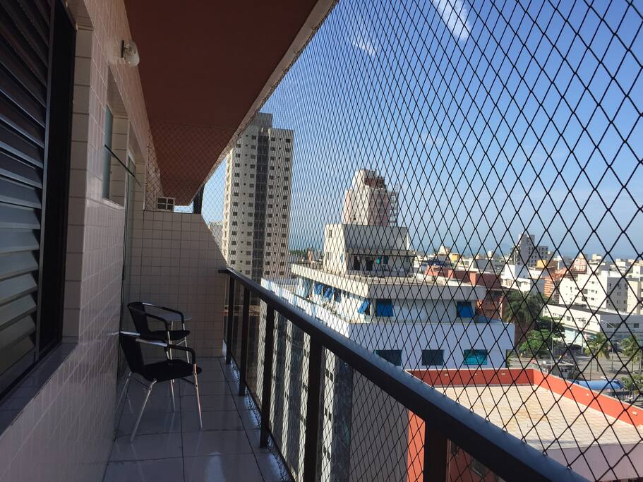 Ampla varanda com vista infinita.