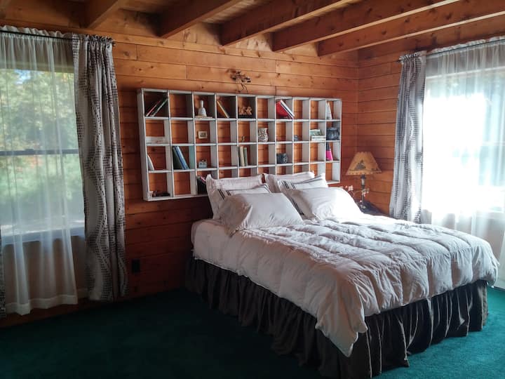 Private Hilltop Cabin, Lakes and Trails Abound.. Cabins for Rent in