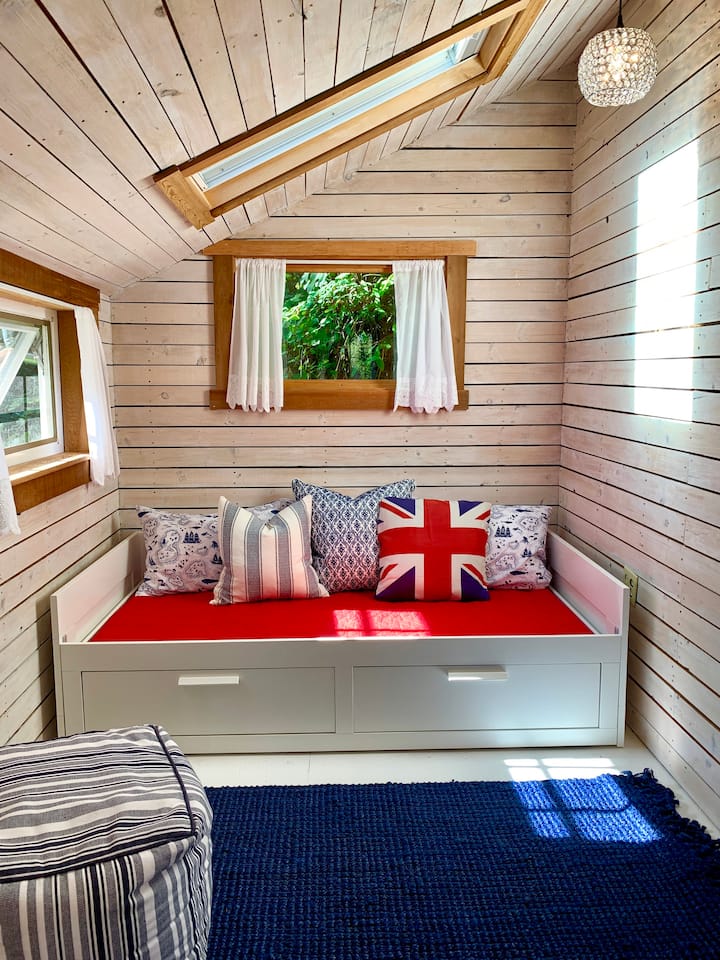 Froggy Heights An English Cottage on Bainbridge Cottages for Rent in Bainbridge Island