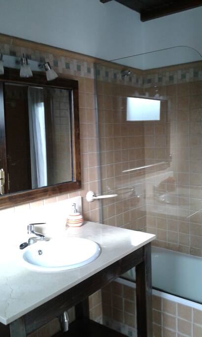 Baño dormitorio con bañera