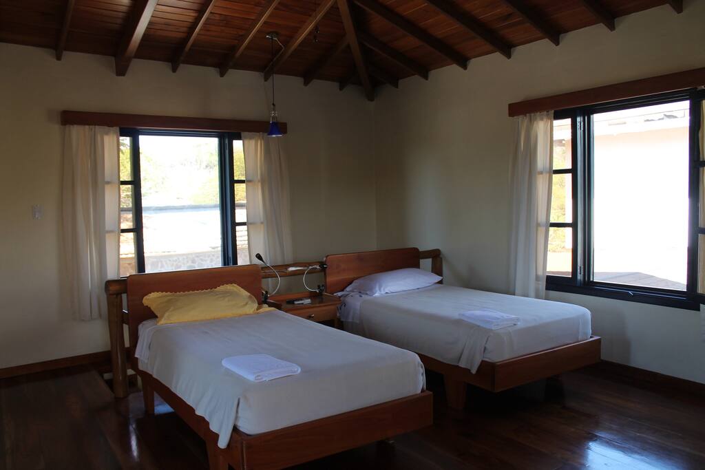 Habitación con camas sencillas