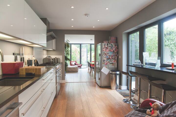 Garden House – spacious calm fun light & gorgeous gallery image 5