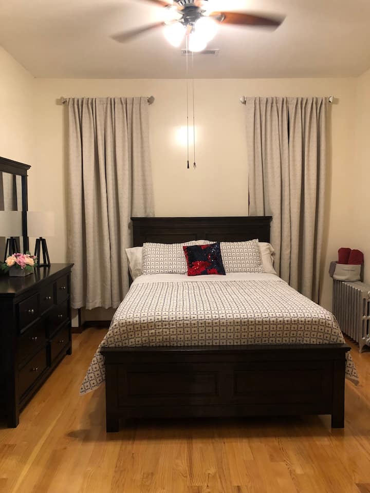 ห้องนอนพร้อมเคเบิลทีวี (ไม่แสดง)