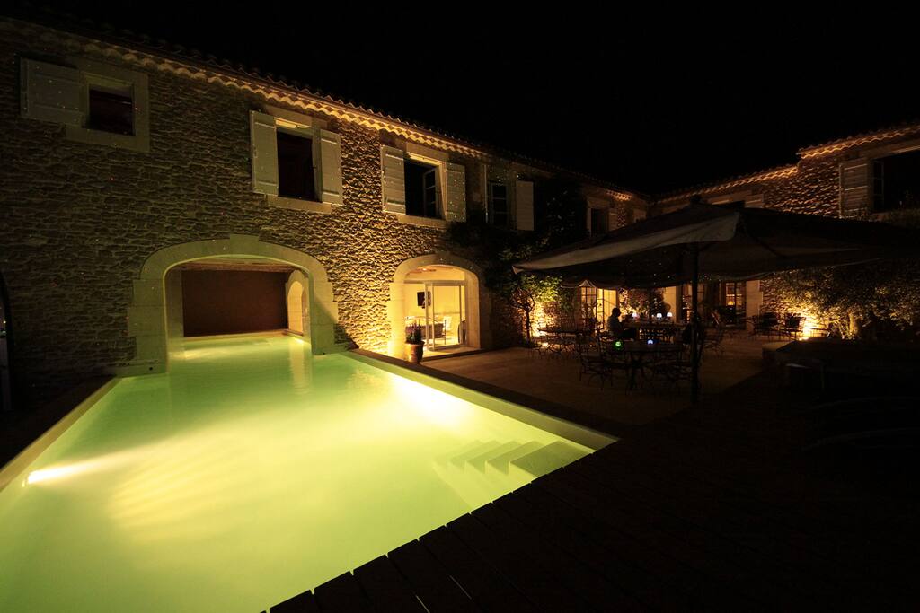 Vue de nuit notre piscine exceptionnelle de 15 m de long, moitié en intérieur et moitié en extérieur, sécurisée...
