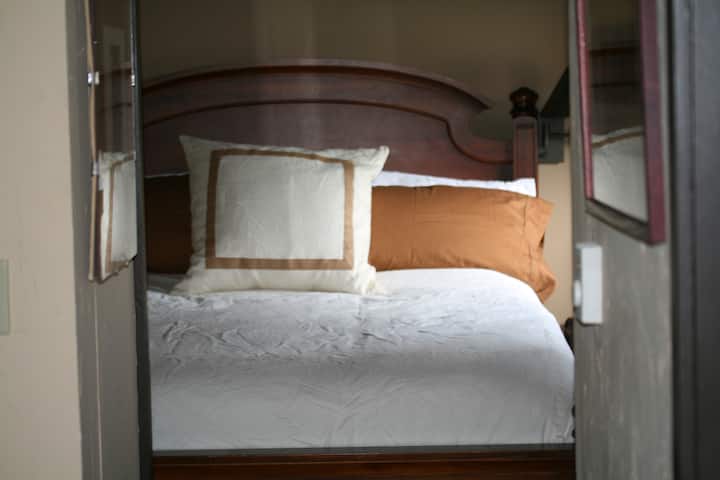 這張牀！ ！我們能說些什麼呢？ ？ ？ 我們的房客喜歡這個巢穴，並告訴我們他們的睡眠是夢幻般的！ ！ ！