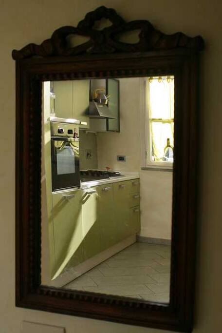 cucina living riflessa in un antico specchio