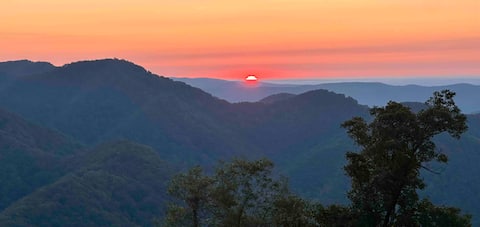 The Hilltop - Amazing Sunrise & Mountain Views