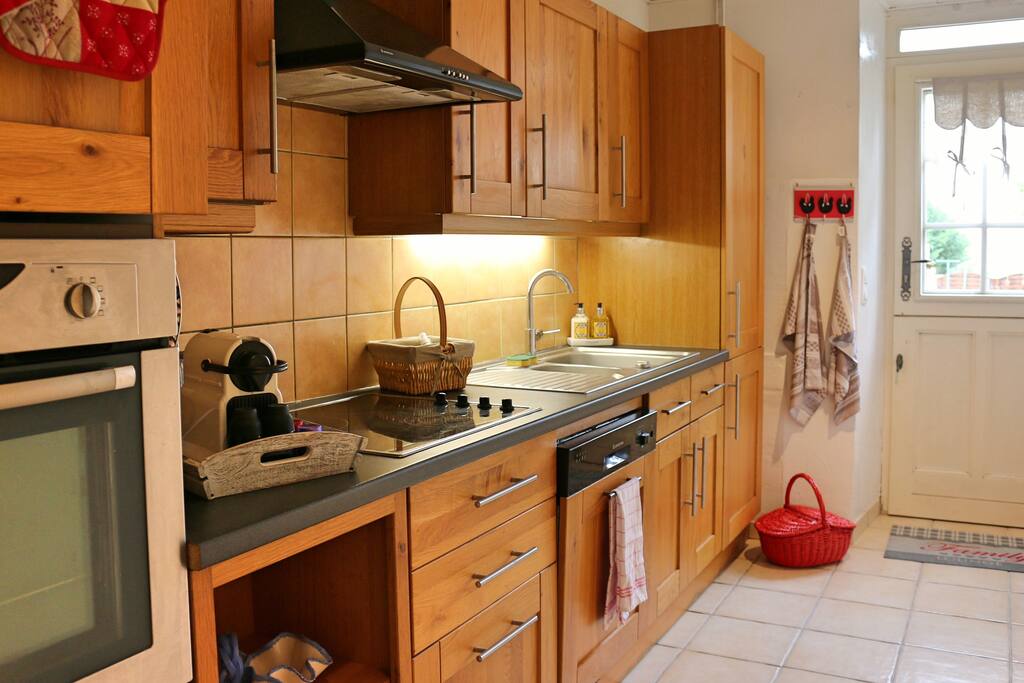Cuisine équipée avec four, micro-ondes, lave-vaisselle et Nespresso à disposition.