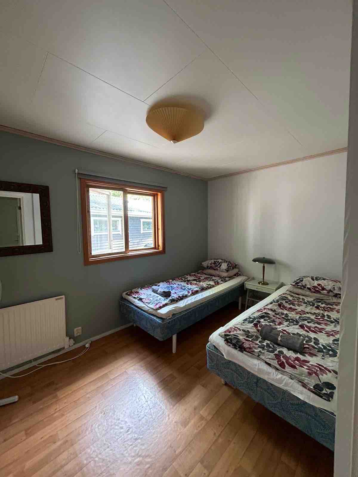 2号卧室、两张窗户床和一张婴儿床可供婴儿使用。窗帘深色 