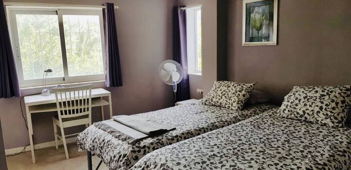 დიდი ოთახი კონდიციონერით, ორი დამატებითი დიდი საწოლით, 2 მეტრი x 90 სმ, ნიჟარა ოთახში.
