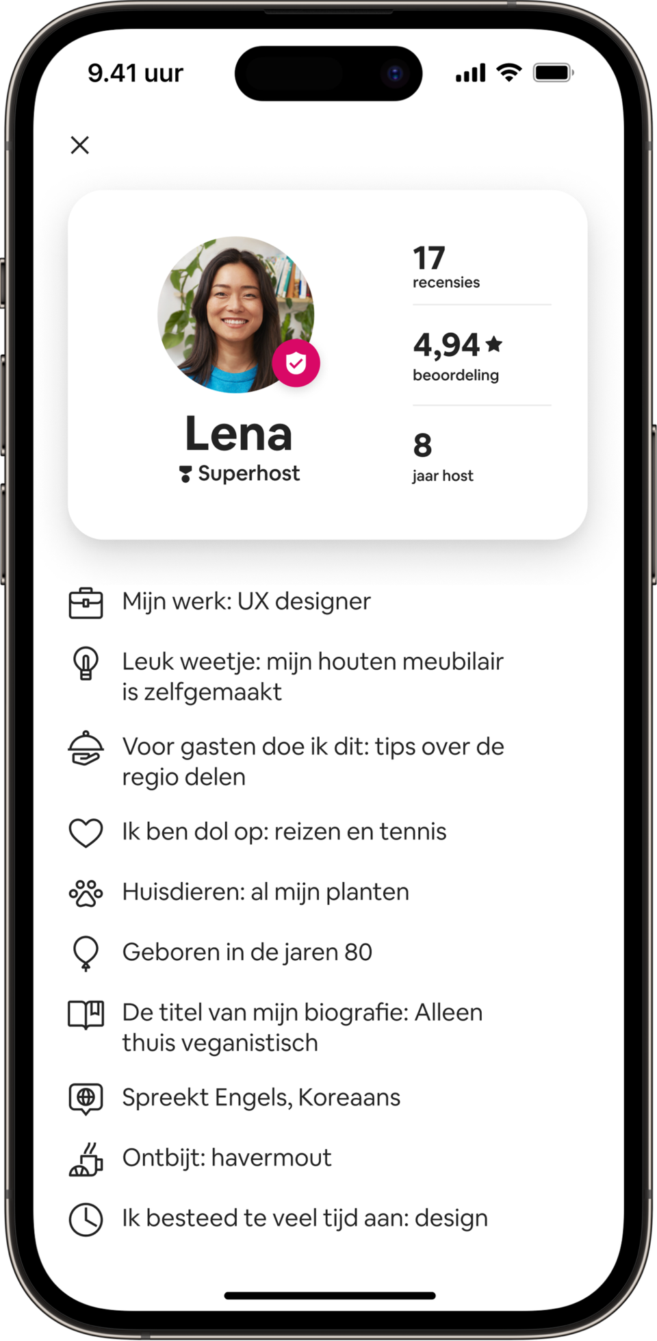 Een animatie van een telefoon met de hostpas van Lena. Onder de hostpas staat informatie als haar werk als UX Designer en haar interesse in het maken van meubels, reizen, tennissen en meer.