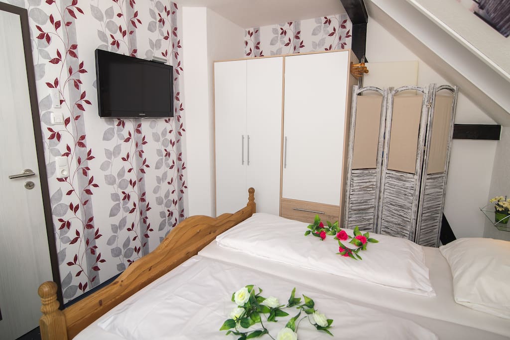 Zweites Schlafzimmer mit Doppelbett + TV