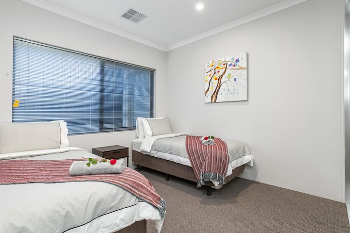 Amplias habitaciones con dos camas individuales