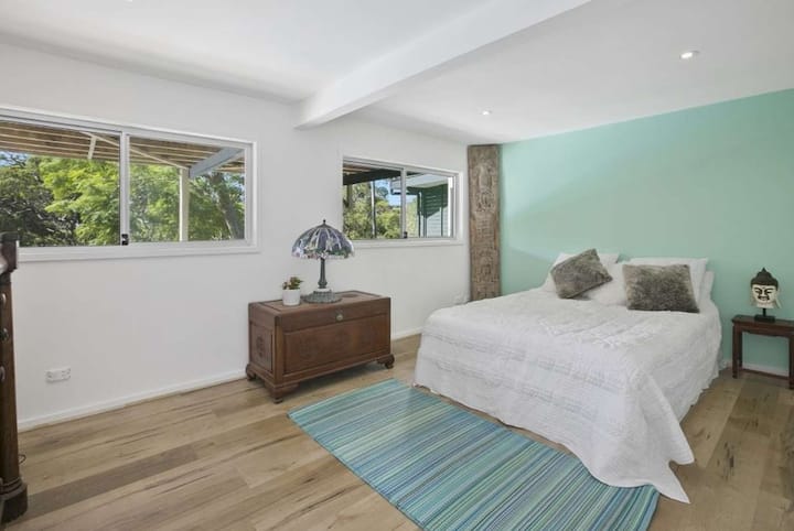 Dormitorio Queensize con armarios empotrados, persianas.