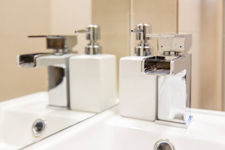 Free Parking Luxury London 5 d-beds 2 min to Metro