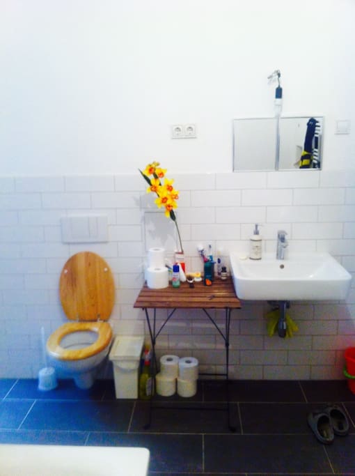 Large bathroom with shower, bath and washing machine