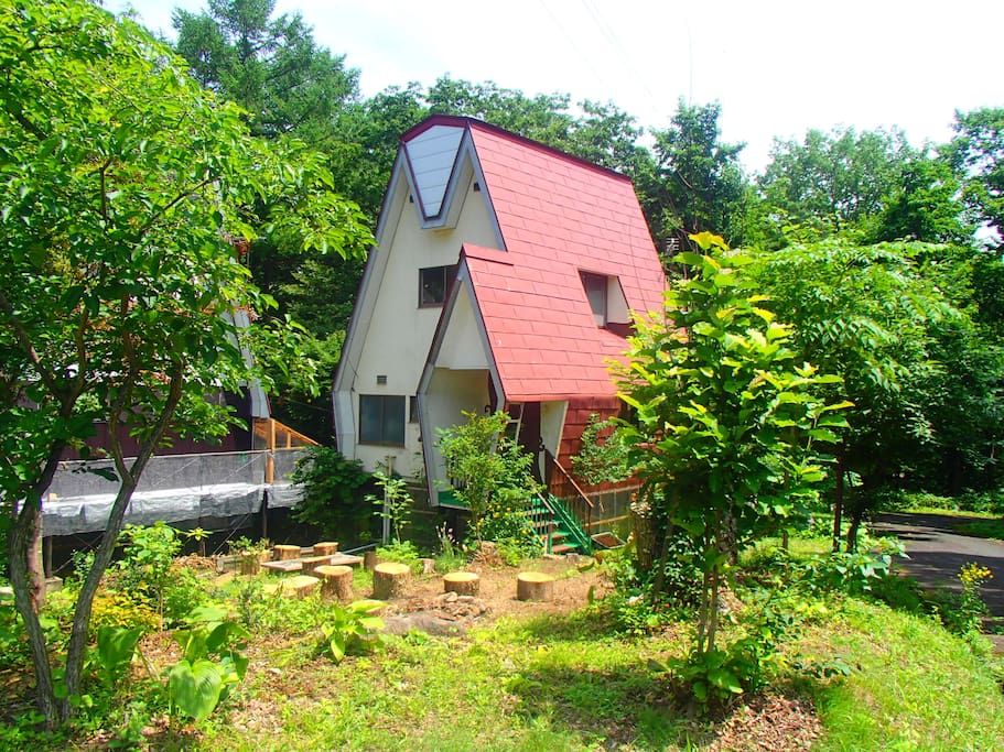 赤い三角屋根が目印の別荘(シャレー)