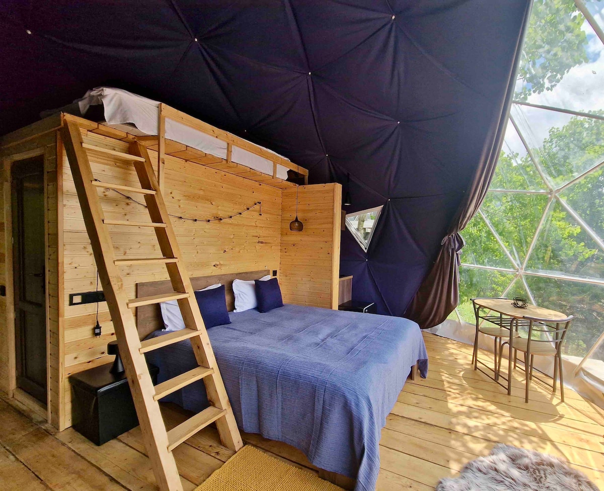 1 брачен кревет (160x200) и единечен кревет (140x200) одговараат за 2 деца 