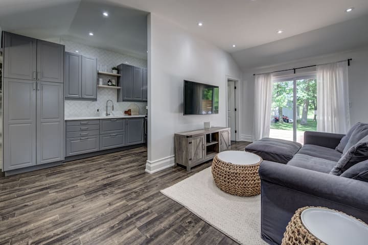 Lakeside Escape 3-bedroom Bungalow With A Hot Tub - Kawartha Lakes