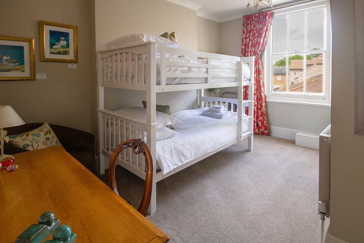 Chumba cha 3 cha kulala, Puffini kina kitanda cha ghorofa - kwa ajili ya watoto au watu wazima wenye uchangamfu.  Ina chumba cha kuogea cha ndani.