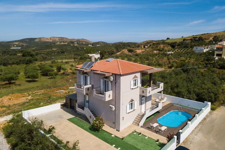 Villa Kounoupas, with pool & views, near the beach