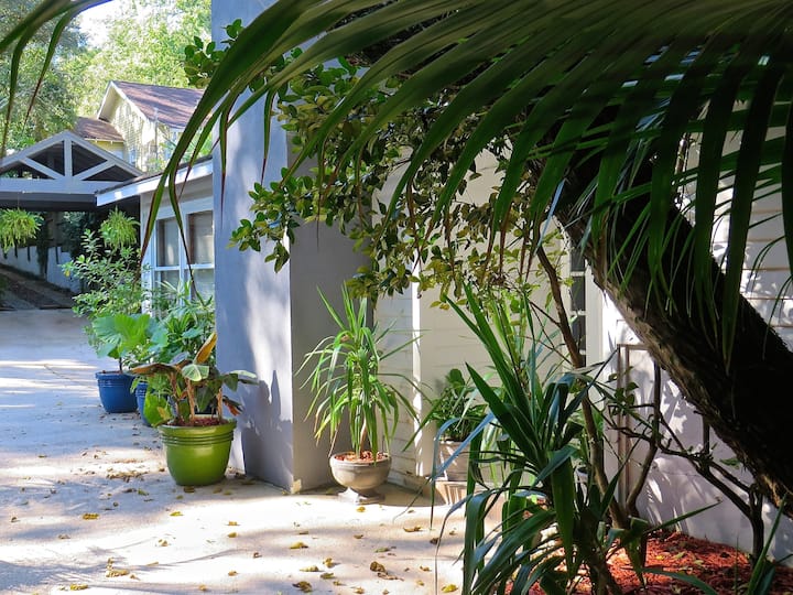 Charming Mid-town Pool House/Cabana