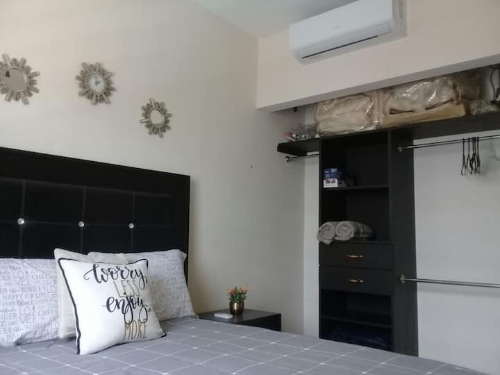 Cuarto #1 cama matrimonial minisplit y abanico de techo