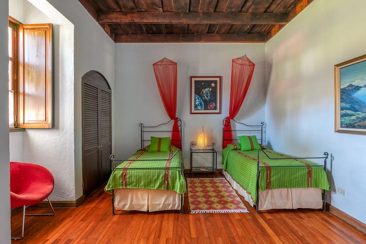 Dhomë gjumi dyshe me një banjë të përbashkët.