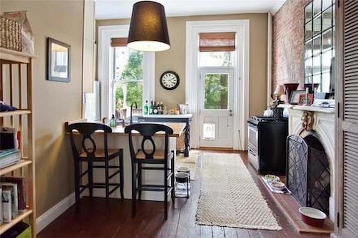 Huge 5BR Townhouse – LEGAL NYC B&B! gallery image 3