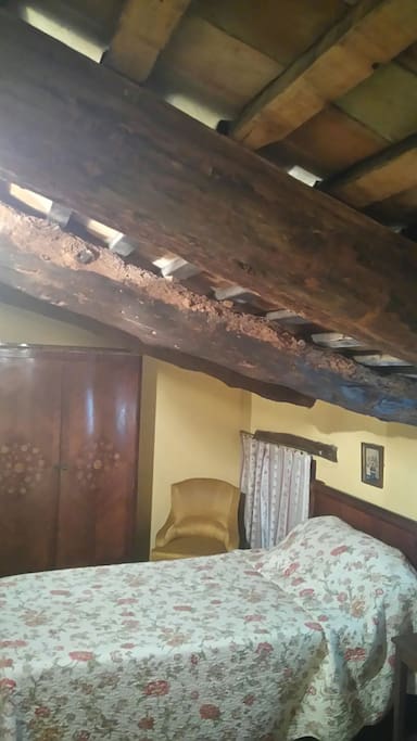 Attention à la tête ! le plafond est en soupente... vue imprenable sur la charpente ancienne !