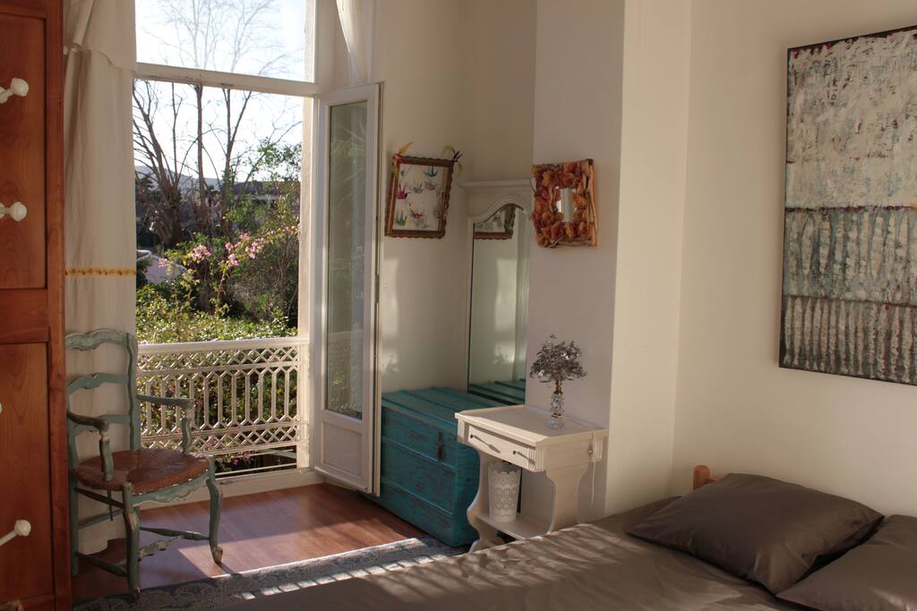 La chambre (lit en 160x200) ouverte sur le jardin