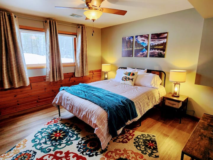 Спална соба со брачен кревет