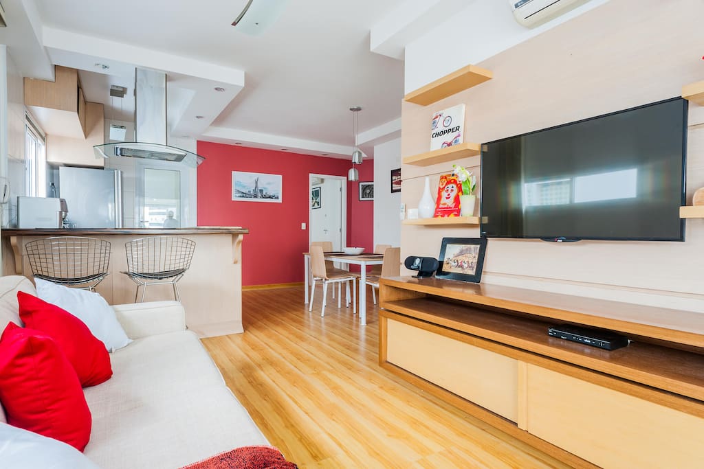Confortável Sala 2 ambientes com cozinha americana integrada. Ar condicionado e TV led 40". Wi-Fi e canais a cabo.