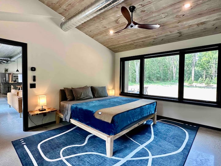 Dormitorio principal con cama king. 