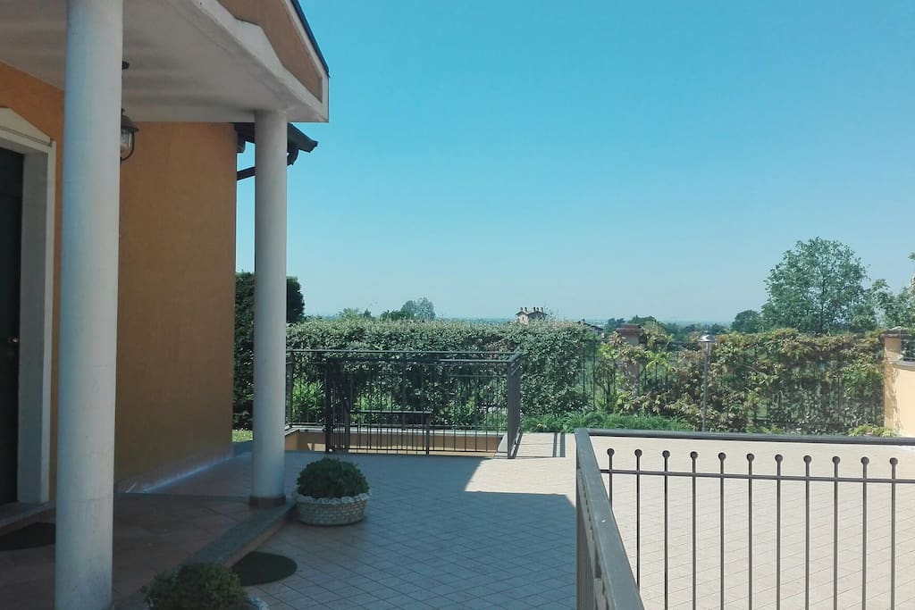 Entrata Villa Puccini B. Access to the independent apartment in Villa Puccini.