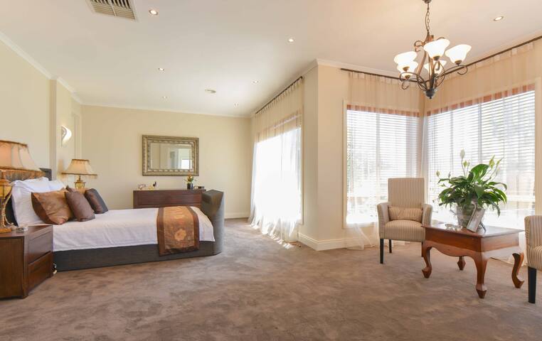 Brighton Mansion with Pool sleeps 8 gallery image 2