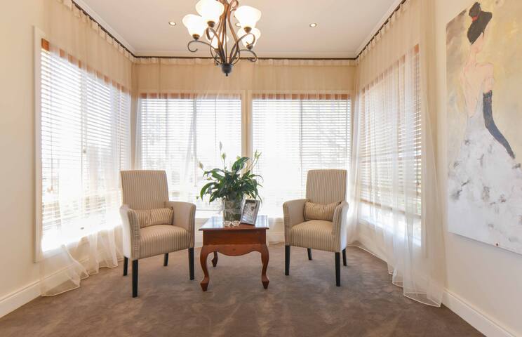 Brighton Mansion with Pool sleeps 8 gallery image 3