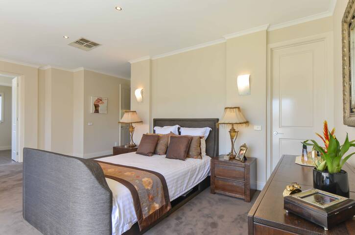 Brighton Mansion with Pool sleeps 8 gallery image 4