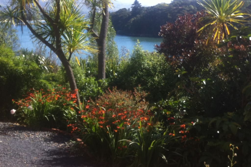 Close to beach, bay and ecosanctuary