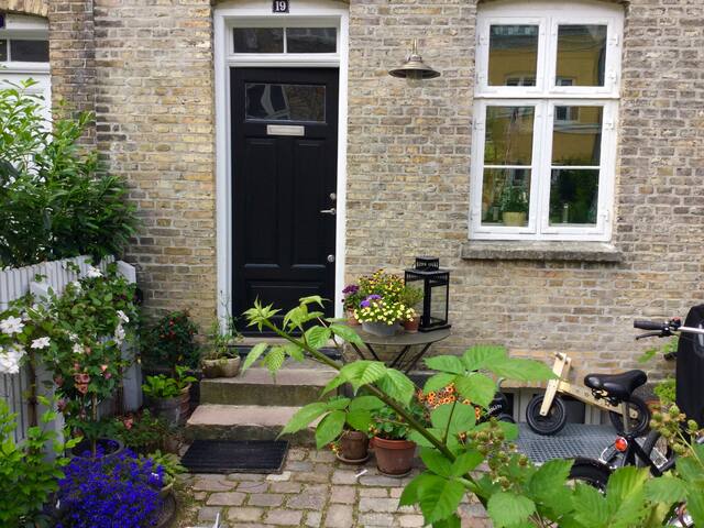 Cosy brownstone gallery image 2