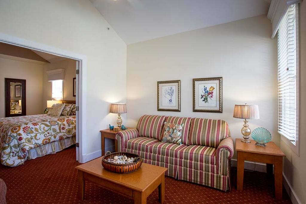Master Bedroom Suite w/Sunroom With Pullout Sofa